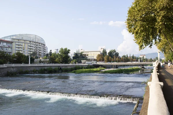 Dağ nehri yazın güney şehrinde akar.