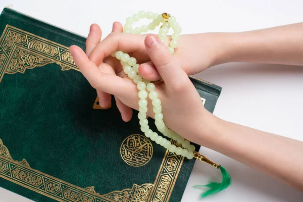 Kuran 'ın İslam kitabında tespihli eller yeşildir.