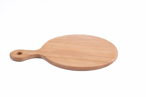 Beyaz yalıtımlı arka planda oval şekilli ahşap kesme tahtası