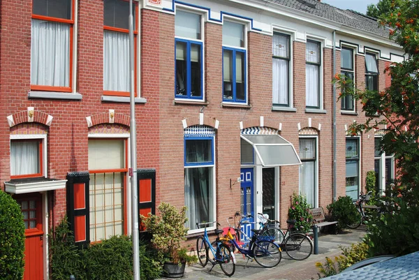 Mooie huizen met ramen, entree, fietsen bij de ingang in de zomer — Stockfoto