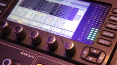 Müzik kutusu. Büyük Ses konsolu karıştırılıyor. Düğmeleri ve kaydıracı olan ses karıştırıcının bir parçası