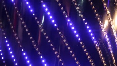 LED ışıklar yavaş hareket ediyor. Yanıp sönen neon ışıklar. Parlak mavi çizgiler. Soyut sahte tatil geçmişi. Bir sunum partisi için Bokeh etkisi