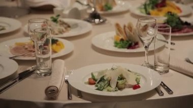 Mum ışığında şölen ziyafeti. Sahne ışığında mum ışığında bir restoranda akşam yemeği. Kutlama ve eğlence atmosferi.