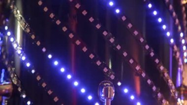 LED ışıklar yavaş hareket ediyor. Yanıp sönen neon ışıklar. Parlak mavi çizgiler. Soyut sahte tatil geçmişi. Bir sunum partisi için Bokeh etkisi