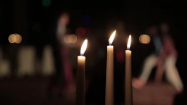 Partide insanlar dans ediyor. Mum ışığında restoranda dans eden insanlar. Sahne ışığında mum ışığında bir restoranda akşam yemeği. Kutlama ve eğlence atmosferi