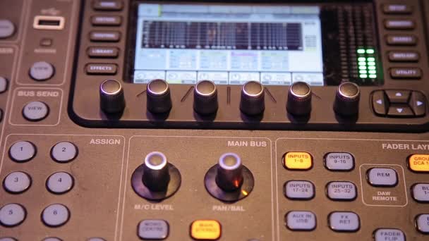 Carillon. Console miscelazione Big Audio. Parte del mixer audio con pulsanti e cursori — Video Stock