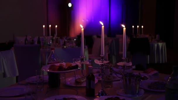 Столи для романтичної вечірньої вечері зі свічками. Вечеря в ресторані при свічках без людей . — стокове відео