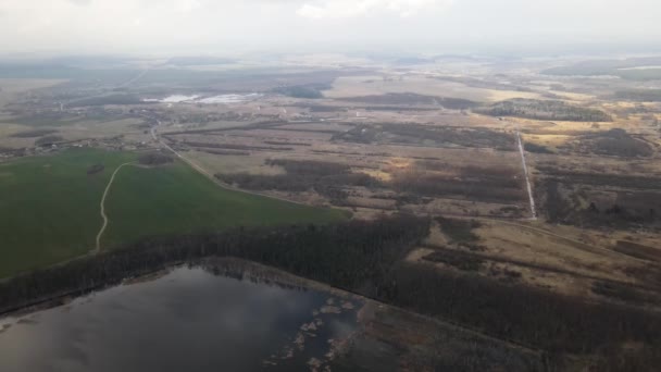 Seen und Sümpfe Europas. Blick aus der Vogelperspektive über den See im Sumpf. Schöne herbstliche Naturlandschaft. Fliegen über den Fluss, Sümpfe, grüne Tannen und gelbe Bäume. Luftaufnahme, 4K — Stockvideo