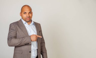 Afrikalı erkek memnun değil, tiksinti ve tiksinti ifade ediyor. Kopya uzayda işaret parmağı, tiksinti ile kötü ürün tarafından hayal kırıklığına uğratılıyor. Boşluğu kopyala.