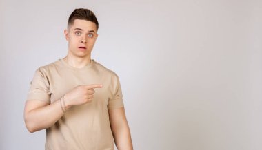 Adamın hoşnutsuz bir suratla işaret ettiği adam. Genç şüpheci adam, elini tutuyor ve boş alanda işaret parmağıyla işaret ediyor..