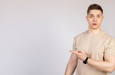 Adamın hoşnutsuz bir suratla işaret ettiği adam. Genç şüpheci adam, elini tutuyor ve boş alanda işaret parmağıyla işaret ediyor..