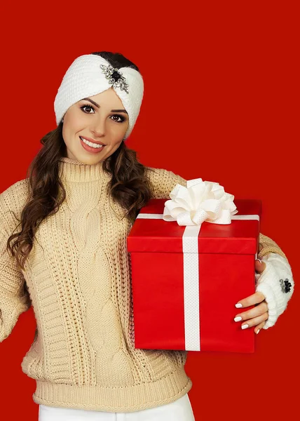 Bella donna felice con scatola regalo rossa e punti con la mano — Foto Stock