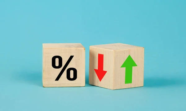 Cube block with percentage symbol icon. Interest rate financial and mortgage rates concept. Wood cube change arrow down to up. Interest rate, stocks, ranking. Business and finance concept. — Stock Photo, Image