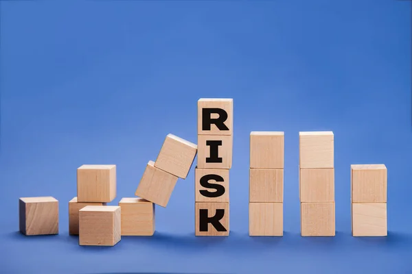 RISK立方体块阻止跌落块防止商业危机或风险保护的概念。停止商业决策、战略和成功干预的多米诺效应概念. — 图库照片