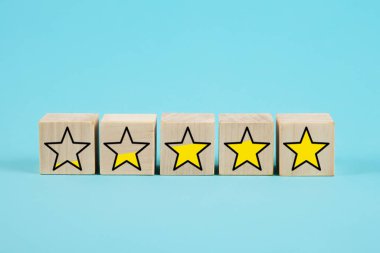 Mükemmel derecelendirilmiş hizmetler kavramı. Beş yıldız şeklinde ahşap bir küp. En iyi iş hizmetleri müşteri tecrübesi derecelendirme konsepti. Tahta 5 yıldız.