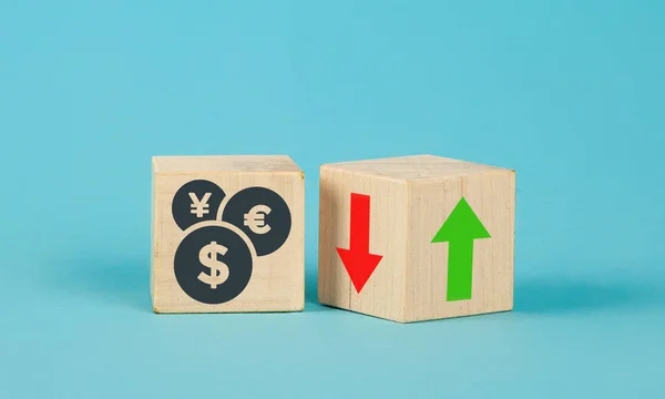 Dřevěné kostky směnného kurzu. Koncept výběru měny na dřevě — Stock fotografie