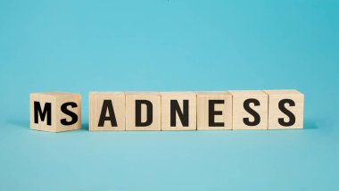 Delilik ve üzüntü ahşap küplerde, zarlarda ya da bloklarda delilik ve hüzün mavi arka planda