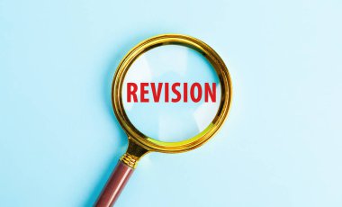 REVISION sözcüğüyle büyüteç. Kelime yazma metni revizyonu. Denetleme ya da muhasebe gibi birini gözden geçirmek için iş konsepti. İş metni sürümü.
