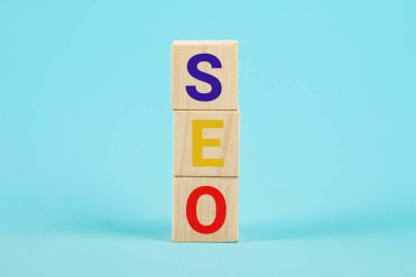 SEO, Arama Motoru İyimser sıralama konsepti, trafiği web sitesine taşıma fikri. SEO arama motoru optimizasyonu Tahta bloklardan bir kelime.