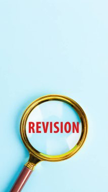REVISION sözcüğüyle büyüteç. Kelime yazma metni revizyonu. Denetleme ya da muhasebe gibi birini gözden geçirmek için iş konsepti. İş metni sürümü.