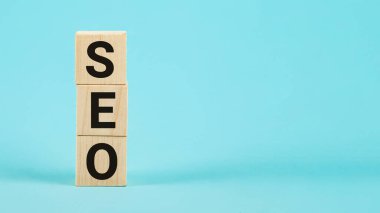 SEO, Arama Motoru İyimser sıralama konsepti, trafiği web sitesine taşıma fikri. SEO arama motoru optimizasyonu Tahta bloklardan bir kelime.