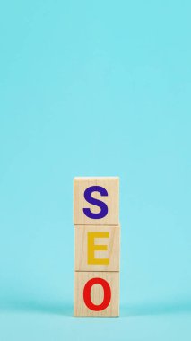 SEO, Arama Motoru İyimser sıralama konsepti, trafiği web sitesine taşıma fikri. SEO arama motoru optimizasyonu Tahta bloklardan bir kelime.