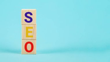 SEO, Arama Motoru İyimser sıralama konsepti, trafiği web sitesine taşıma fikri. SEO arama motoru optimizasyonu Tahta bloklardan bir kelime.
