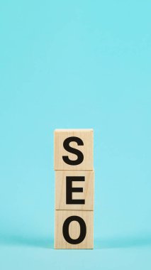 SEO, Arama Motoru İyimser sıralama konsepti, trafiği web sitesine taşıma fikri. SEO arama motoru optimizasyonu Tahta bloklardan bir kelime.