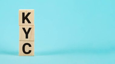 KYC - Müşterinizi tanıyın. KYC yazılı tahta bloklar. İş, finans, pazarlama ve diğer konularda kullanabilirsiniz. İş fotoğrafçılığı pazarlaması ürün veya markayı geliştiren bir anket yarattı.