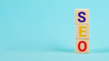 SEO, Arama Motoru İyimser sıralama konsepti, trafiği web sitesine taşıma fikri. SEO arama motoru optimizasyonu Tahta bloklardan bir kelime.