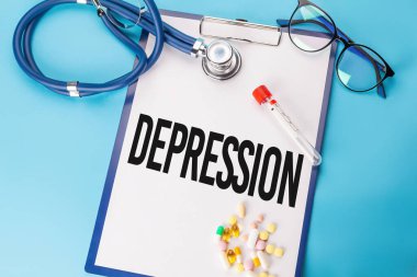 Tıbbi form, teşhis depresyonu. Tıp ve sağlık konsepti. Buhran teşhisi konan bir tablet. Stetoskop, üzerinde depresyon metni olan kağıt. Tıbbi konsept.