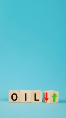 Petrol fiyatı, petrol fiyatının eğilimi değiştirdiğini ve yükseldiğini sembolize eden bir okun yönünü değiştirir. Enerji kaynakları ve iş dünyası kavramı, petrol ticareti.