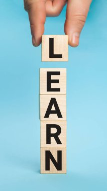 El kaldırmayı öğren ya da kazan bir zar at ve öğrenmeyi öğren kelimesini değiştir. Öğren ya da sembol kazan. Küpü çevirdim ve kelimeyi değiştirdim. Öğrenmek için kazanıyorum. İş konsepti. Boşluğu kopyala