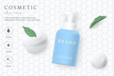 Banyo arka planında köpüklü yüz temizleyici..