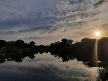 Gölün üzerinde gün batımı