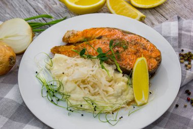 Kırmızı balık bifteği ve lahana salatalı patates püresi.