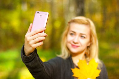 sonbahar Park akıllı telefon üzerinde bir selfie alarak kız