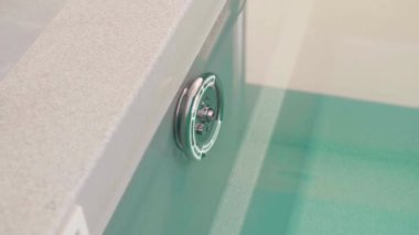 Kontrakım üzerinde havuz için hologram kullanan mühendis kavramı. Suyun cazibesi. Yapay akış. Pompala. Hidromasaj. Akış.