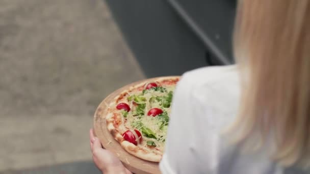Дівчина Світлим Волоссям Біла Сорочка Несе Піцу Щоб Подавати Стіл — стокове відео