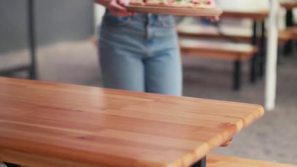 Крупный План Руки Официантки Белой Рубашке Приносящей Вкусную Итальянскую Пиццу — стоковое видео