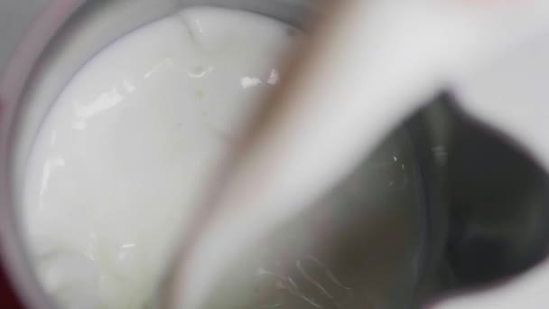 Бариста Наливает Молоко Взбивания Готовлю Капучино Макро — стоковое видео