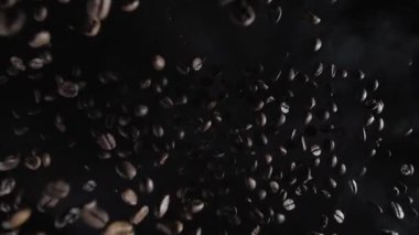 Kahve çekirdekleri patlar ve zıplar, yavaş çekim, üst manzara.