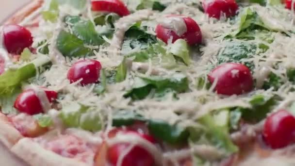 Macro Vista Voltear Pizza Con Tomates Cherry Hierbas Cocina Italiana — Vídeos de Stock