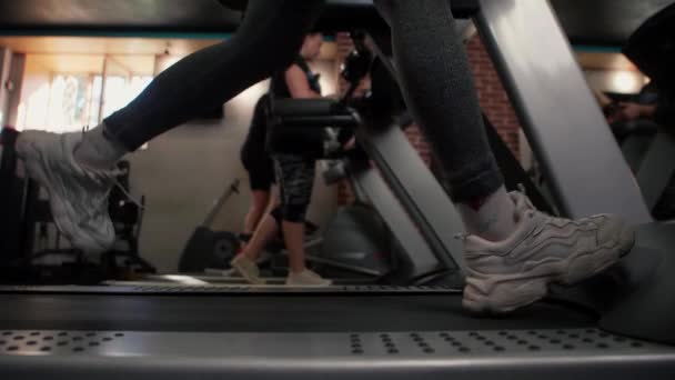 Spor Salonundaki Koşu Bandında Koşan Bir Atleti Yakından Çek Koşu — Stok video