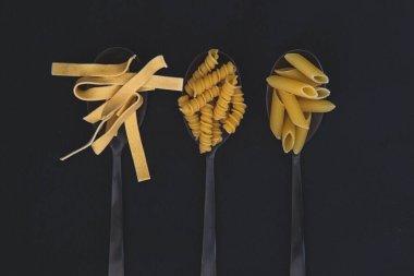 makarna ve un siyah arkaplanda