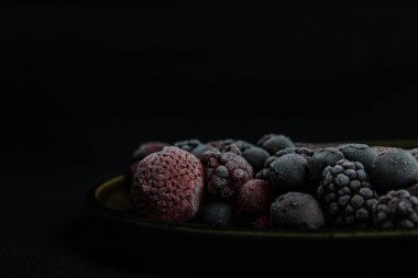 Siyah arka planda taze meyveler.