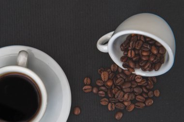 kahve çekirdekleri ve bir fincan espresso.