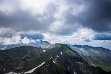 Dağlar manzaralı güzel bir manzara.