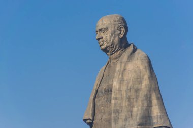 182 metredeki dünyanın en uzun heykeli olan Birlik Heykeli 'nin yakın görüntüsü. Heykel, Hindistan 'ın Demir Adam' ı Sardar Vallabhbhai Patel 'e ait. Kevadia, Gujarat, Hindistan 'da yer alır..