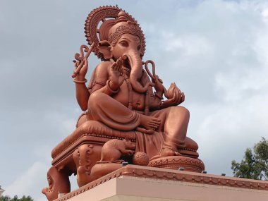 Birla Ganpati tapınağındaki güzel ve büyük Hindu tanrı Ganpati ya da Ganesha putunun portre görüntüsü, Talegaon, Pune, Maharashtra, Hindistan 'da bulunan ünlü bir turistik eğlence merkezi.
